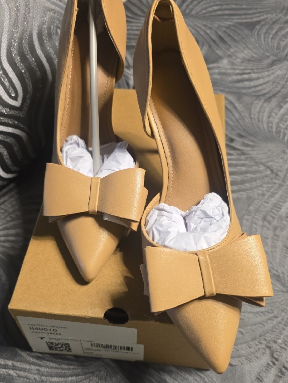 Women's Pointed-Toe Bow Pump in Beige - Picture 2 of 8